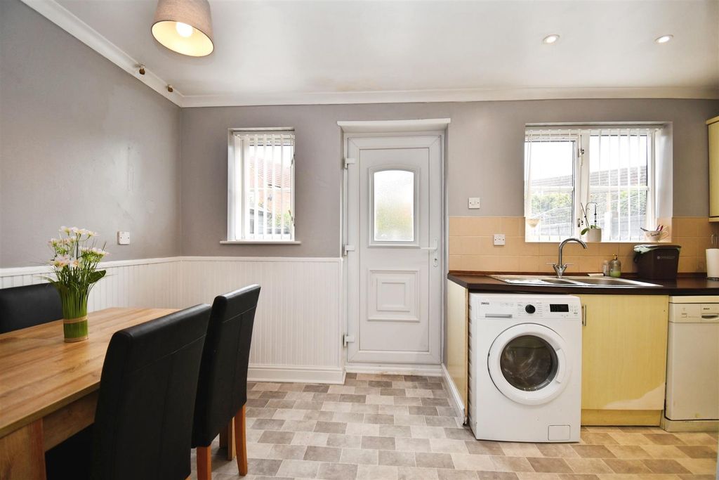 Property photo 3 of 14 Kitchen / Dining Room