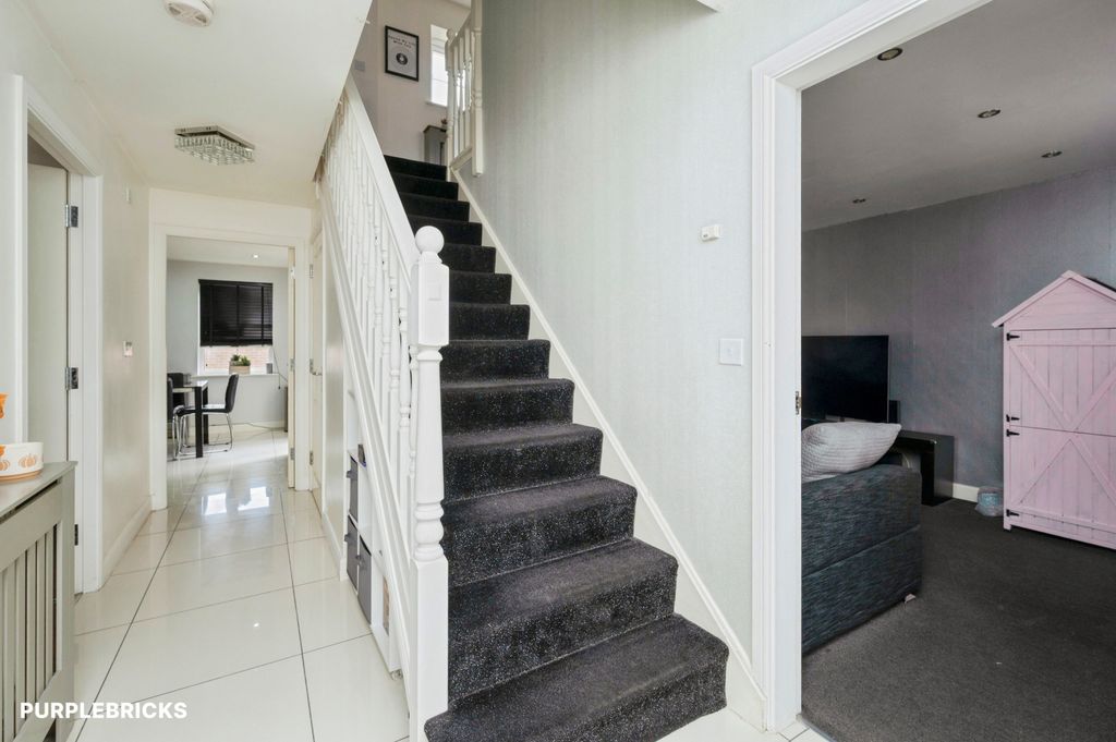 Property photo 3 of 24 Entrance Hallway