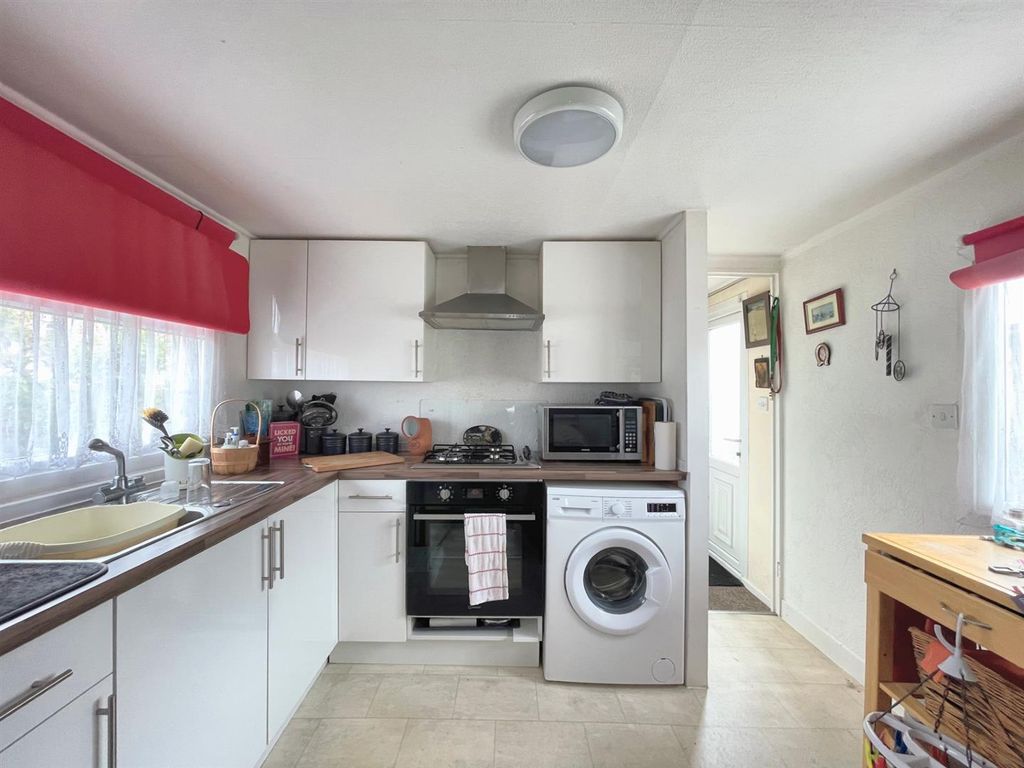 Property photo 3 of 7 Kitchen