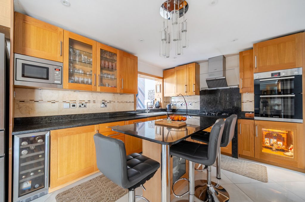 Property photo 3 of 30 1486148-28-6A4644...