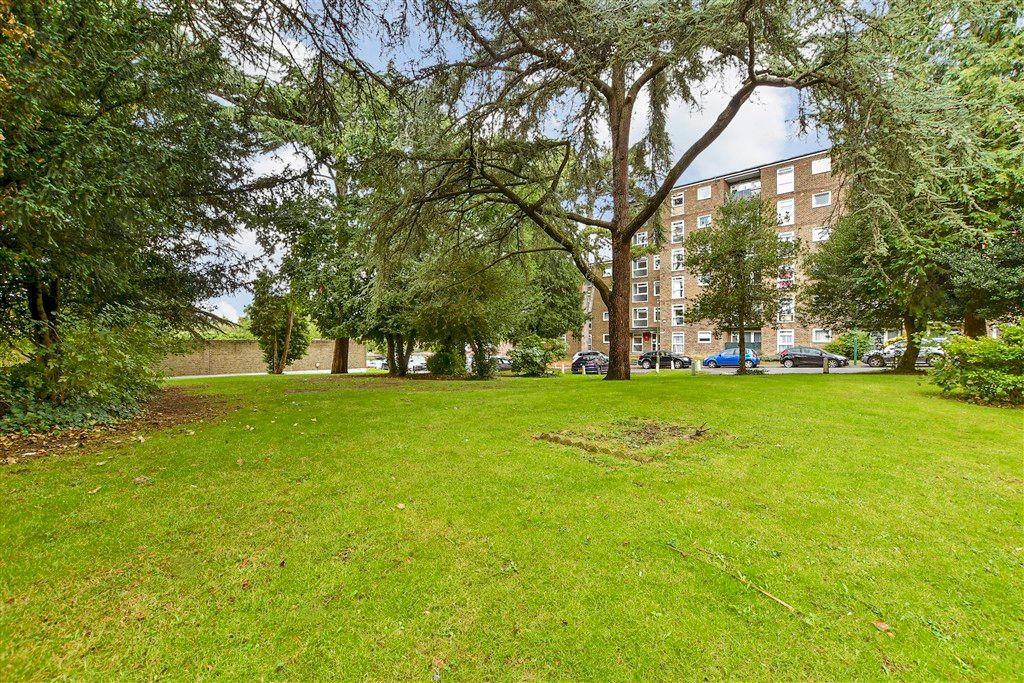 Property photo 2 of 9 Communal Gardens