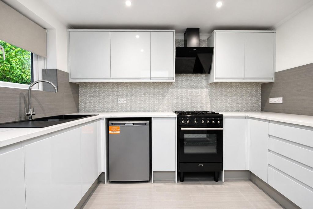 Property photo 1 of 7 Kitchen.Jpg