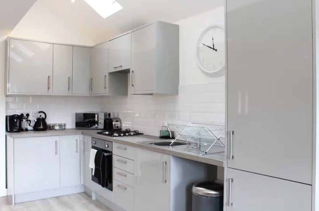 Property photo 3 of 11 Kitchen