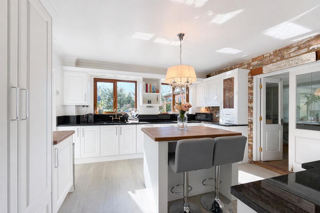 Property photo 3 of 28