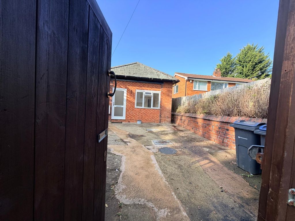 Property photo 1 of 28 One-Bedroom Bungalow To Let B13