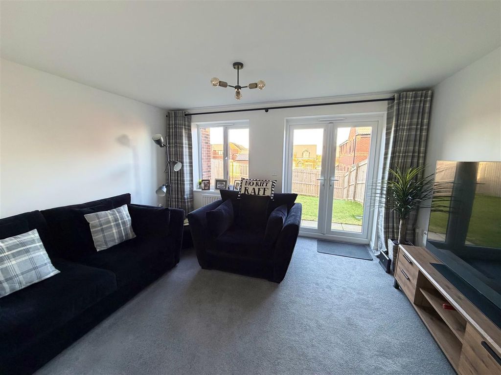 Property photo 2 of 15 Lounge