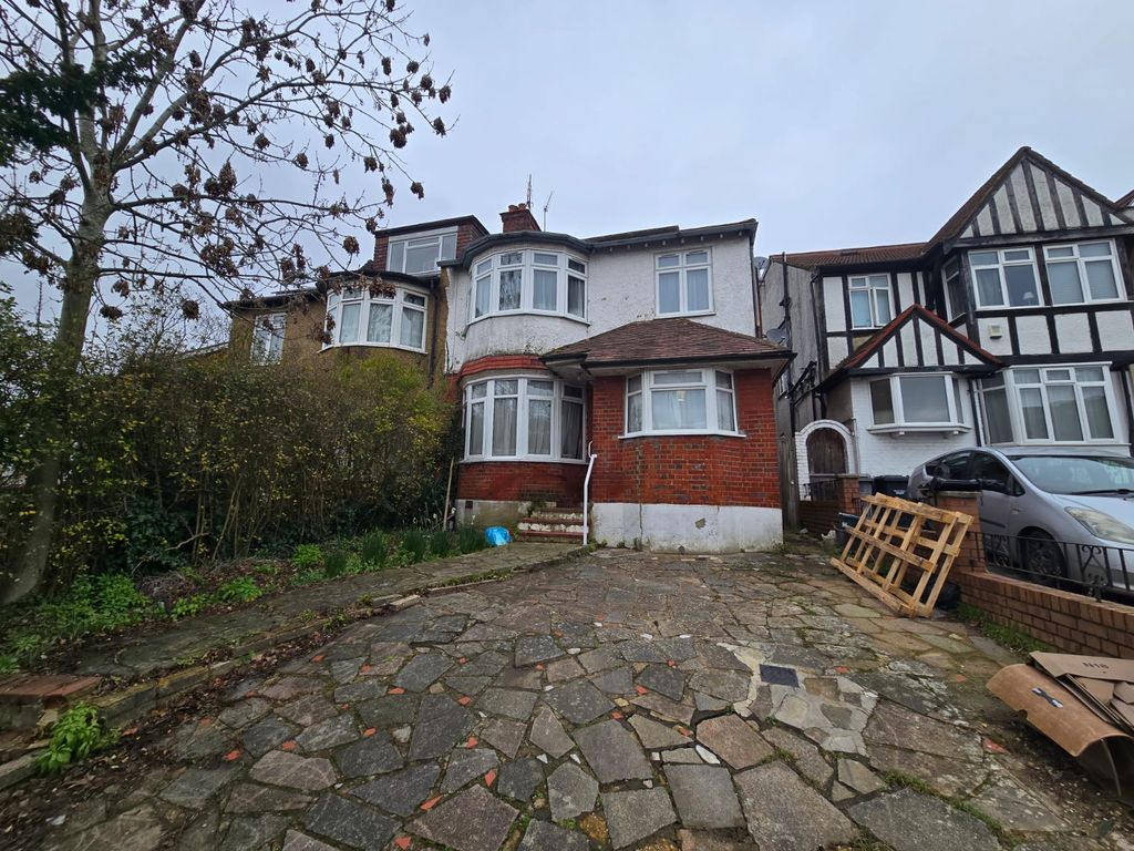 Property photo 1 of 8 A Spacious Two Double Bedroom Apartment On Leeside Crescent