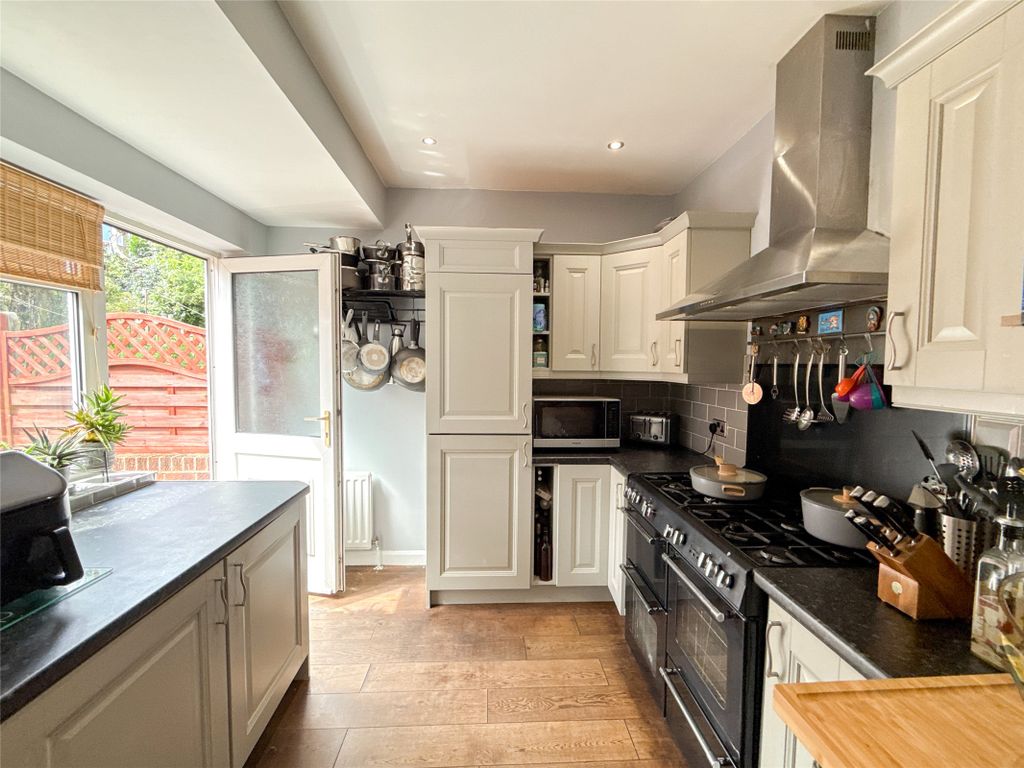 Property photo 3 of 31 Kitchen