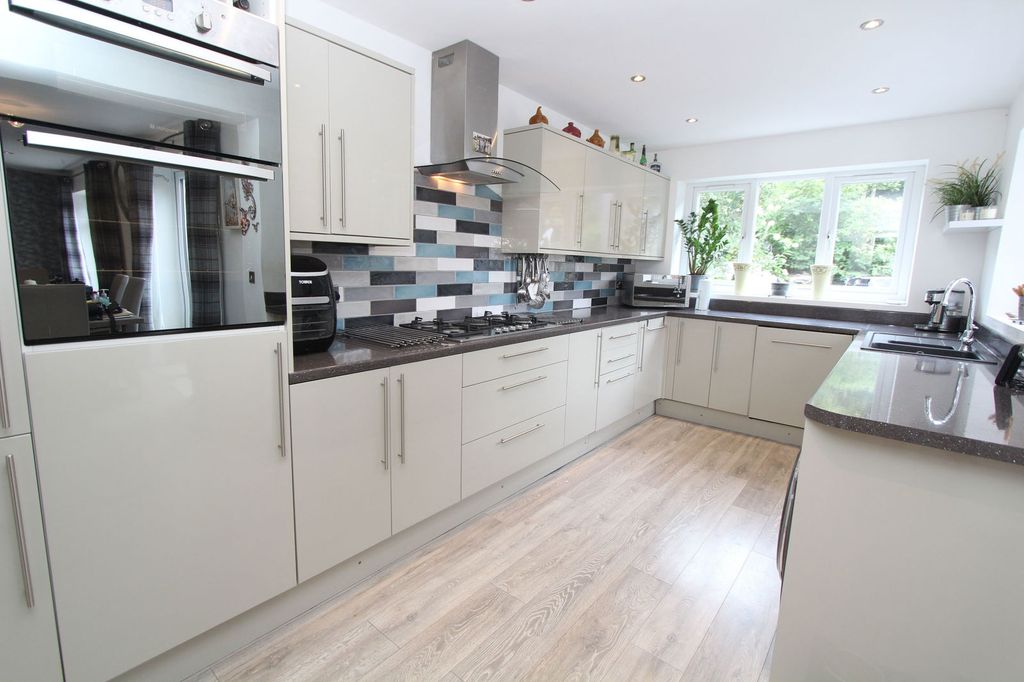 Property photo 2 of 33