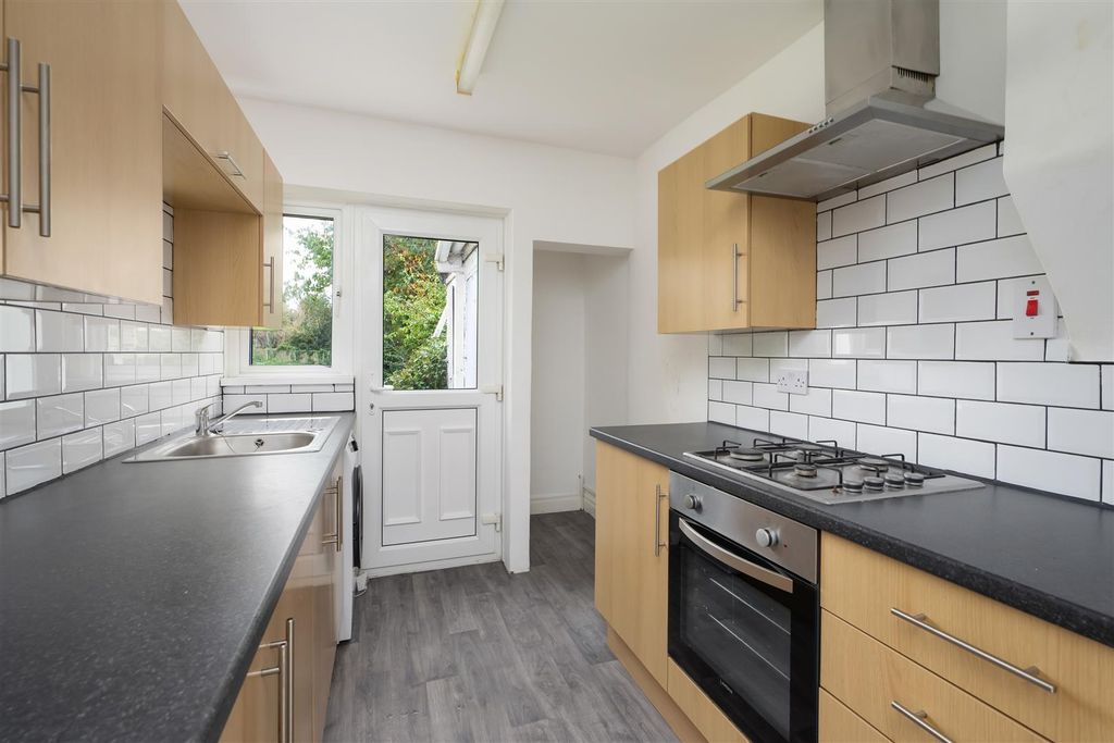 Property photo 2 of 13 Highfield Close, Blean