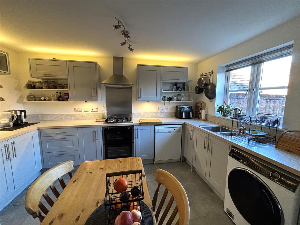 Property photo 3 of 22 Kitchen