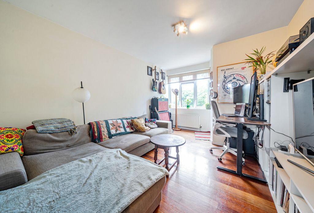 Property photo 1 of 11 1294902-7-6837095...