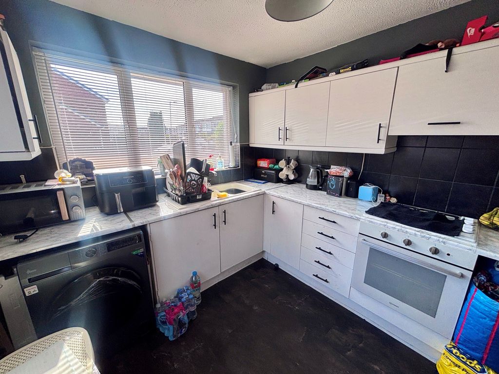 Property photo 2 of 6 Kitchen