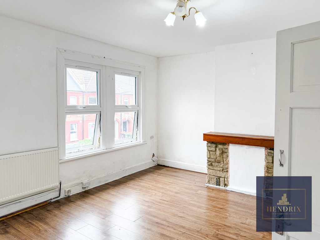 Property photo 1 of 12 Living Room