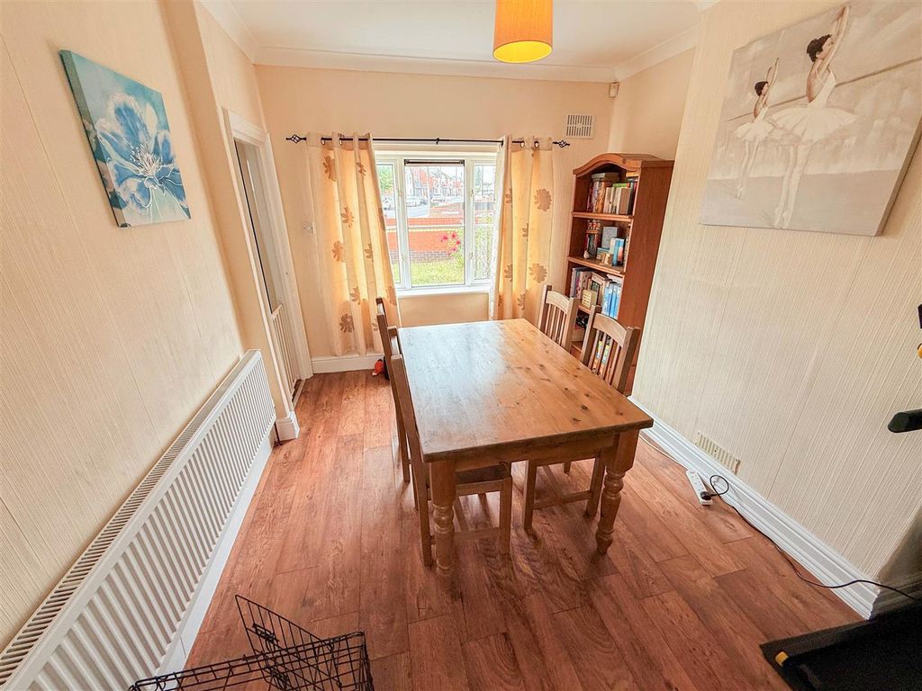 Property photo 3 of 10 Dining Room