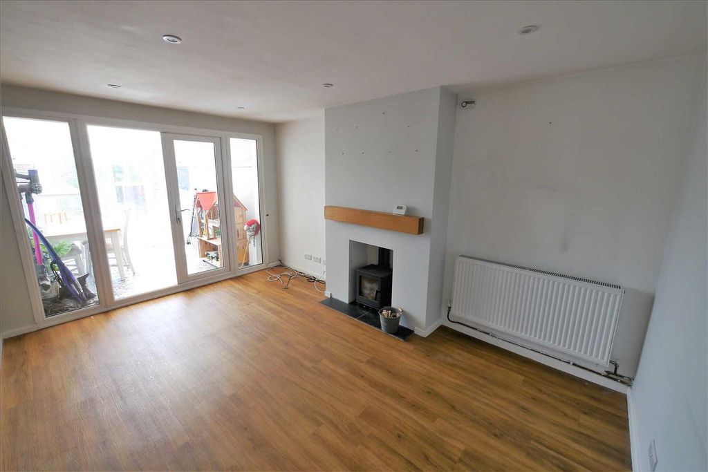 Property photo 2 of 25