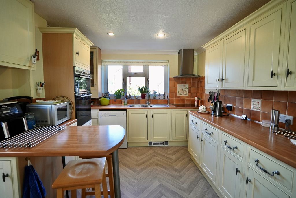 Property photo 2 of 12 Kitchen