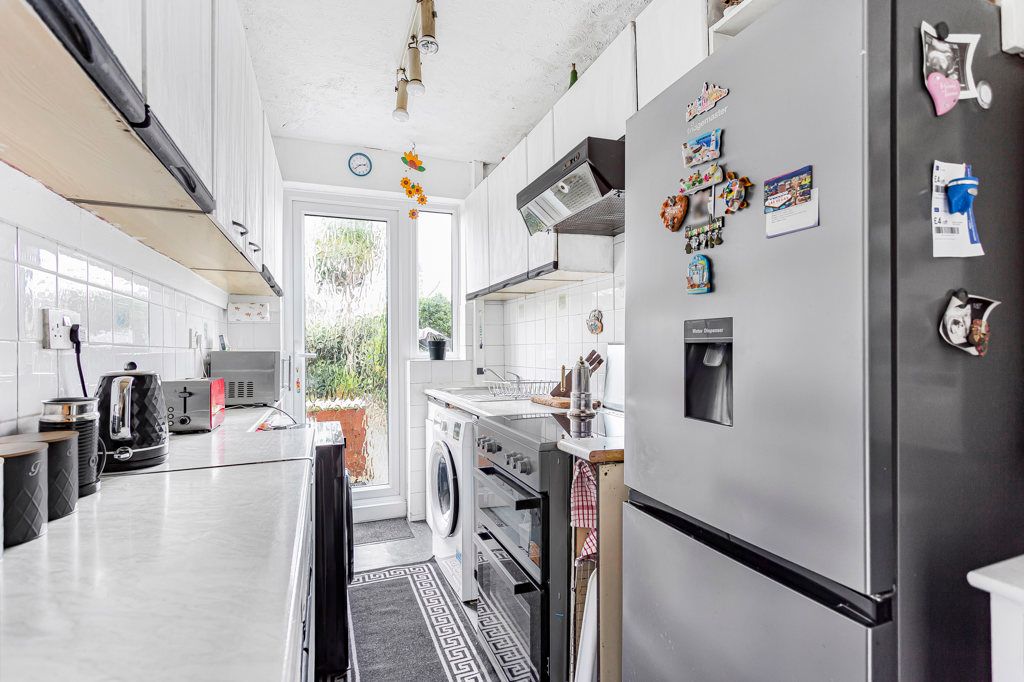 Property photo 3 of 19 Kitchen