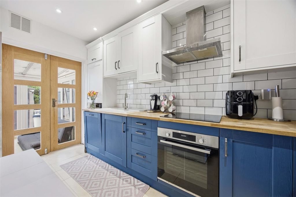 Property photo 3 of 10 Kitchen