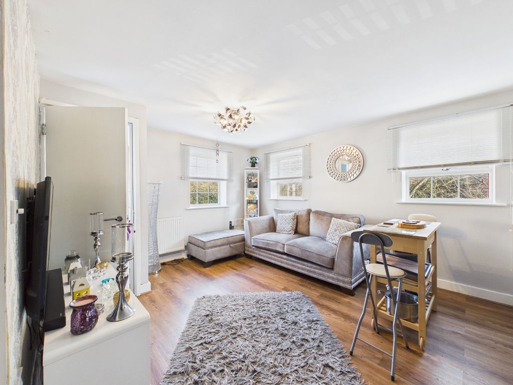 Property photo 2 of 19 4880385