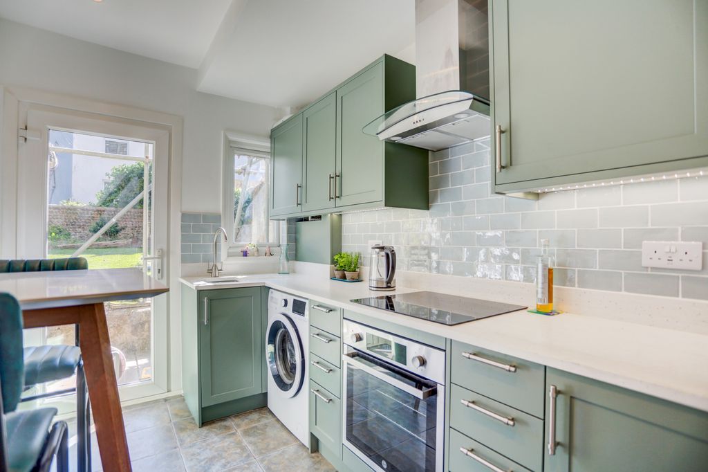 Property photo 3 of 10 Kitchen2