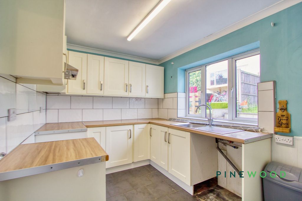 Property photo 3 of 18 Kitchen