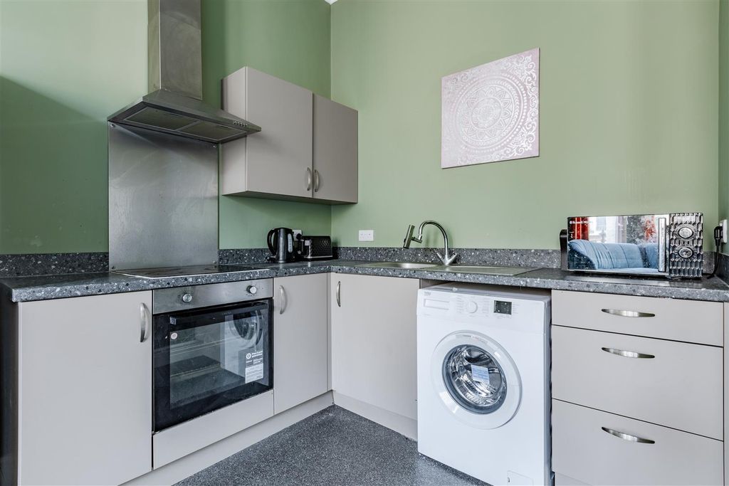 Property photo 3 of 10 Kitchen