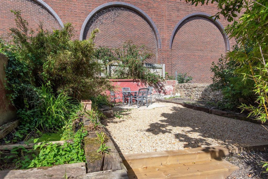 Property photo 2 of 9 Garden