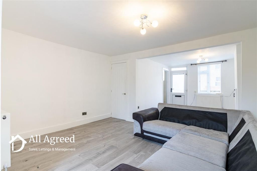 Property photo 3 of 9 Lounge