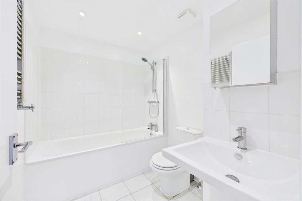 Property photo 3 of 9 Bathroom