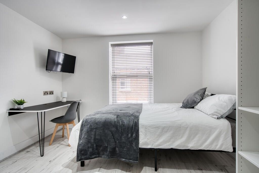 Property photo 2 of 15 A Bright And Spacious Master Bedroom Featuring A c...