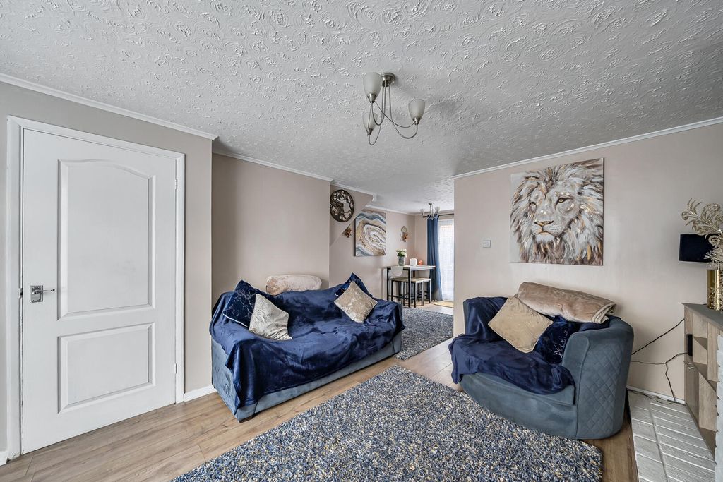 Property photo 3 of 17 Living Room