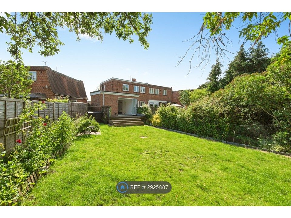 Property photo 1 of 20 Spacious Garden Leading To Deck