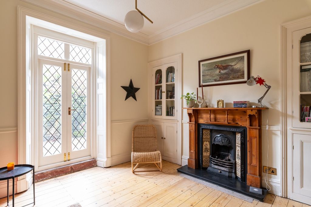 Property photo 3 of 31 Sitting Room