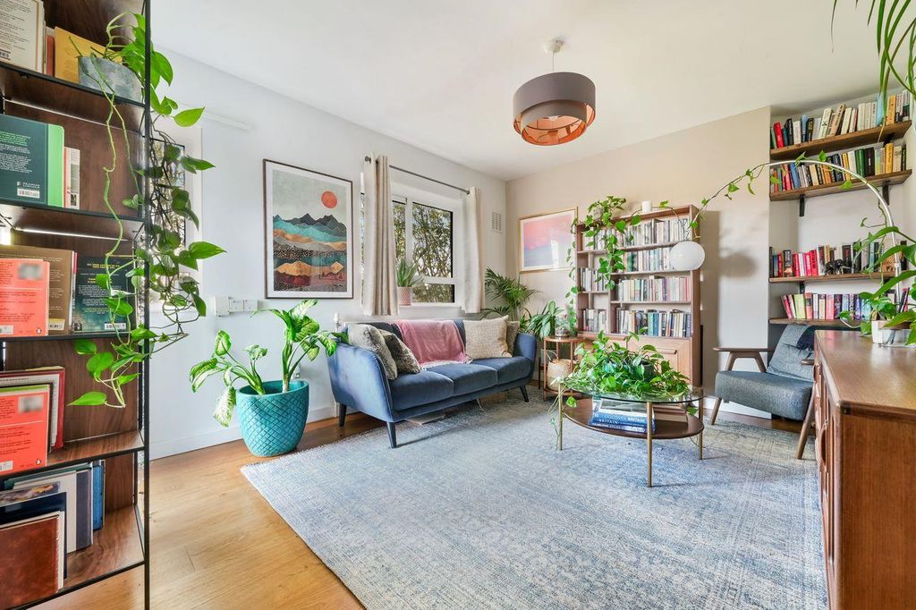 Property photo 2 of 12 Lounge