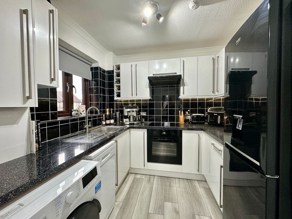 Property photo 3 of 11 Kitchen