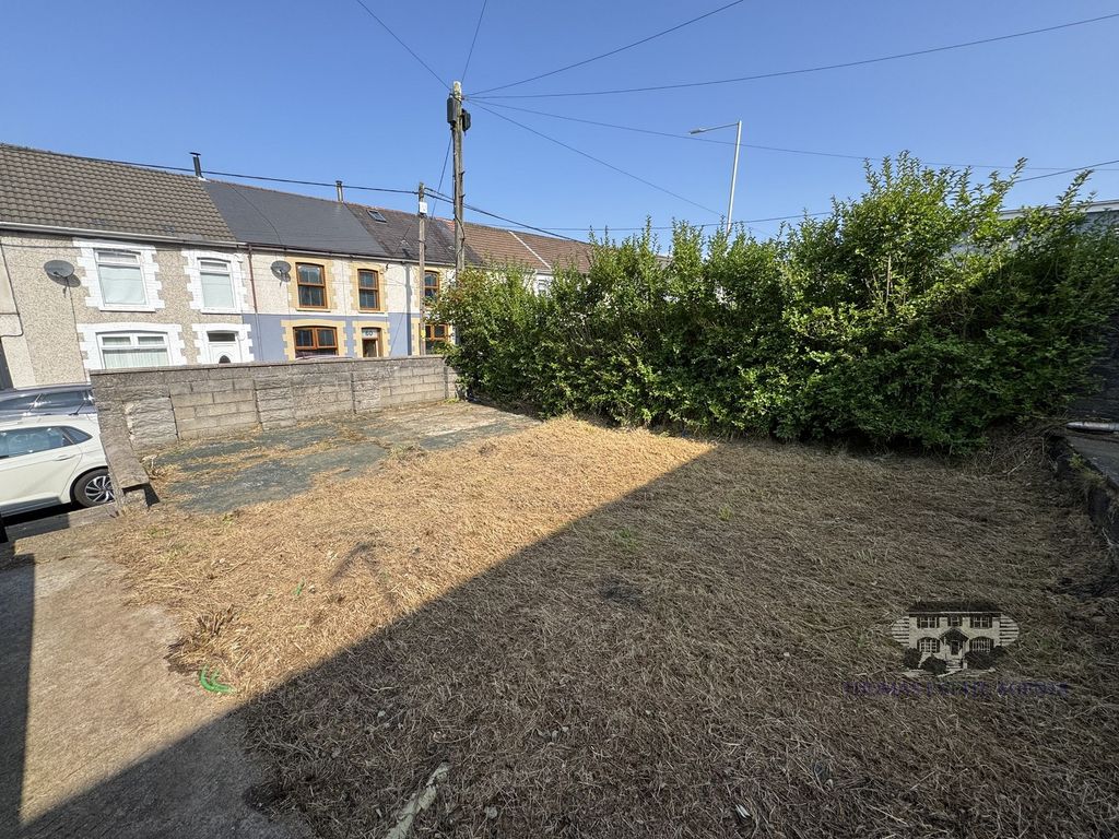 Property photo 3 of 13 Forecourt