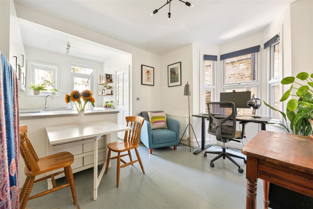 Property photo 3 of 26 Pearcroft Road, E11