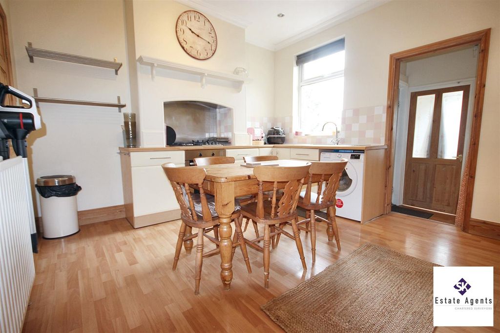 Property photo 3 of 19 Kitchen