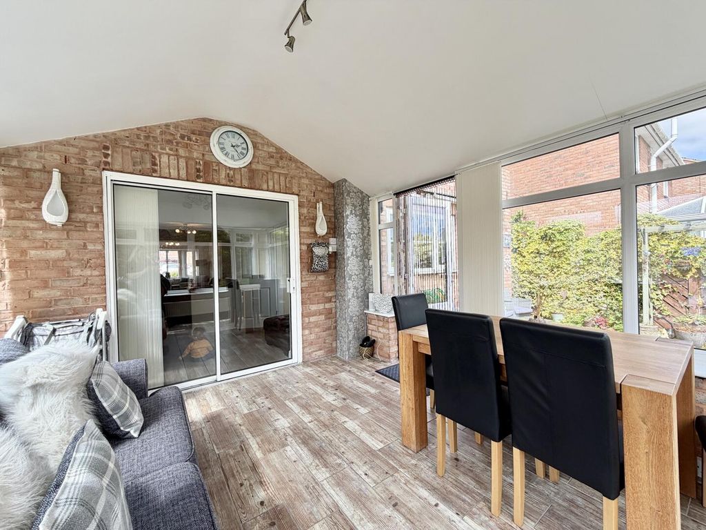 Property photo 2 of 32 Conservatory