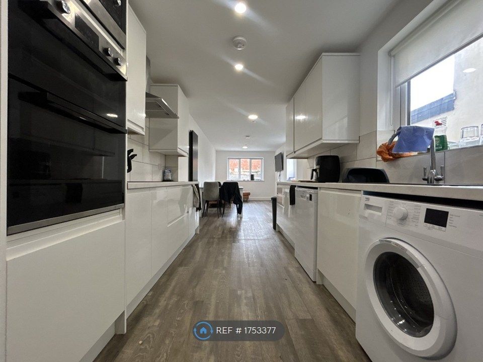 Property photo 1 of 10 Kitchen