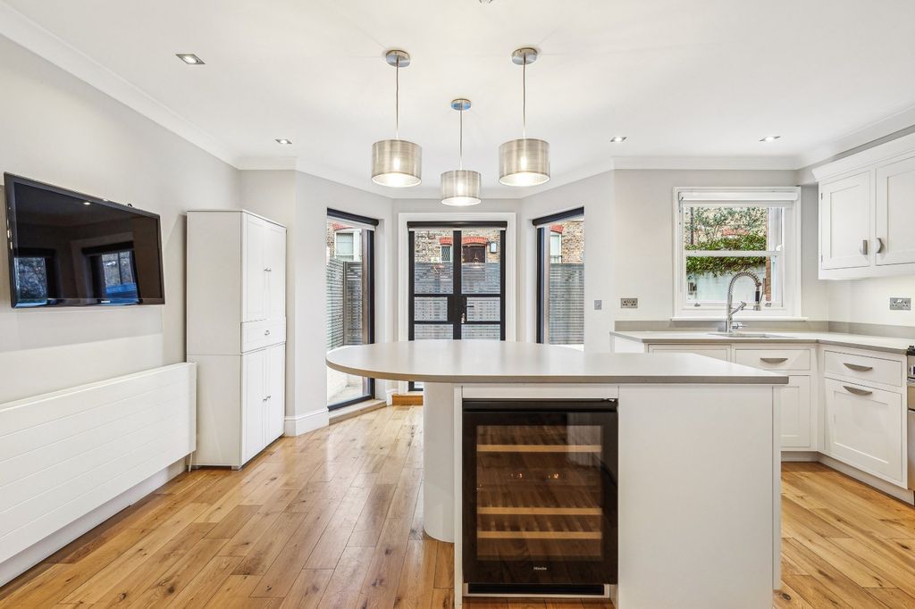 Property photo 3 of 18 Kitchen