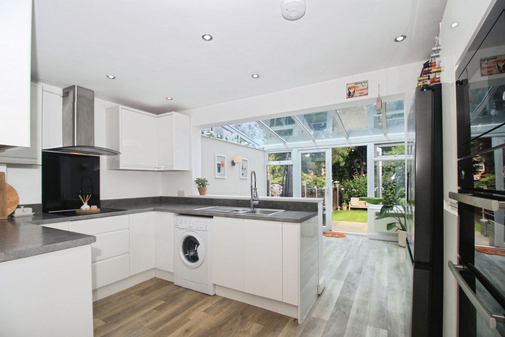 Property photo 3 of 14 Kitchen Dining Room