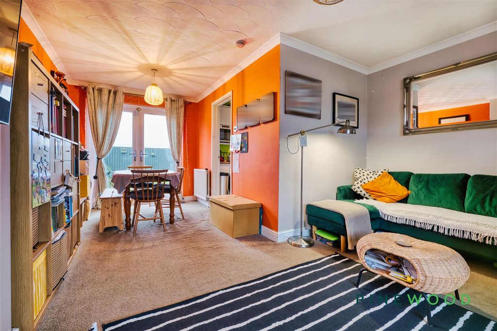 Property photo 2 of 14 Lounge / Diner