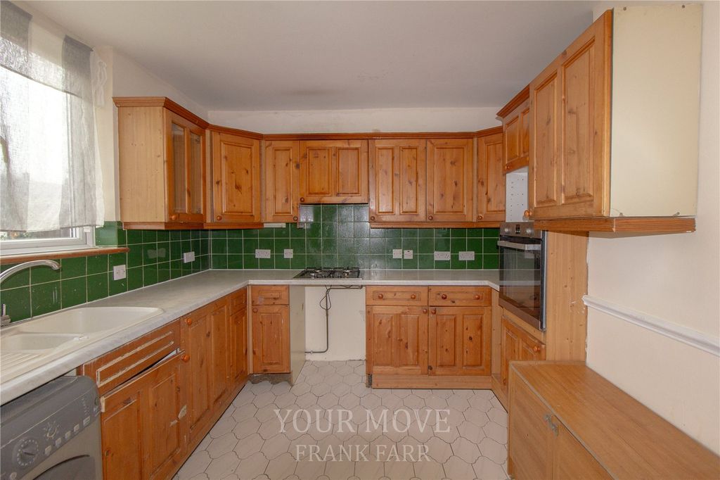 Property photo 3 of 10 Kitchen