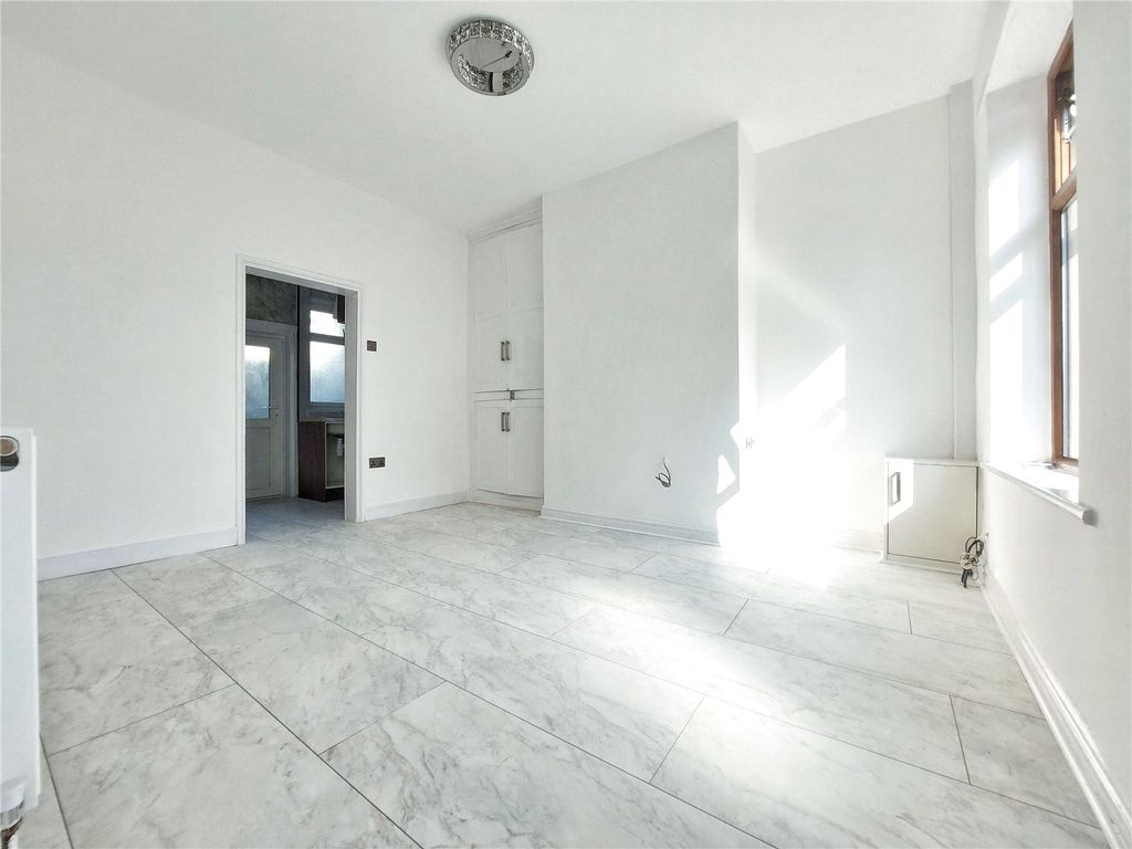 Property photo 3 of 11 Lounge