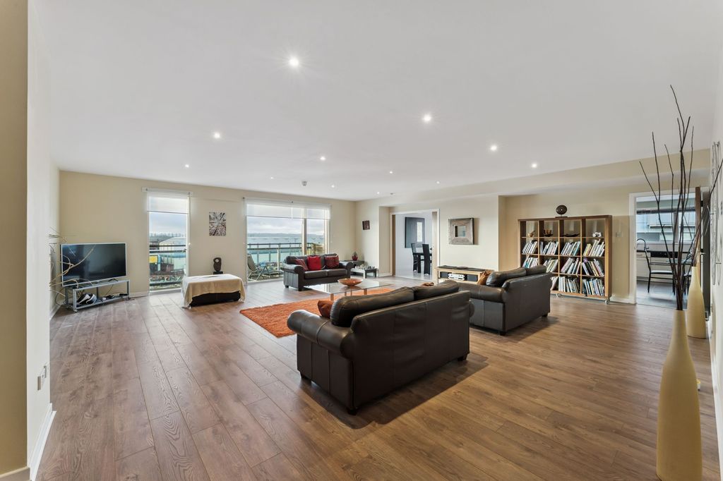 Property photo 2 of 36