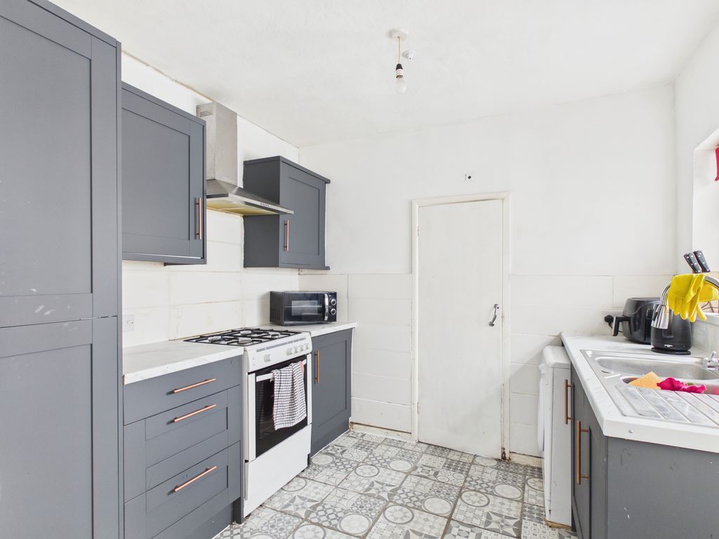 Property photo 2 of 12 Kitchen