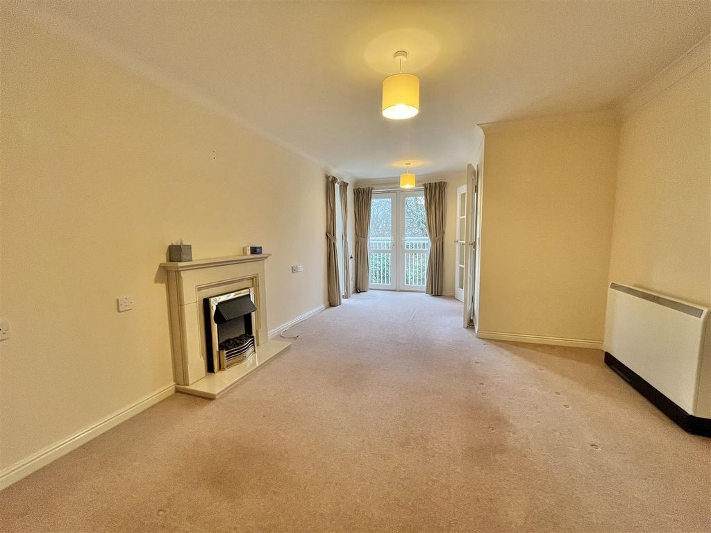 Property photo 3 of 10 Living Room