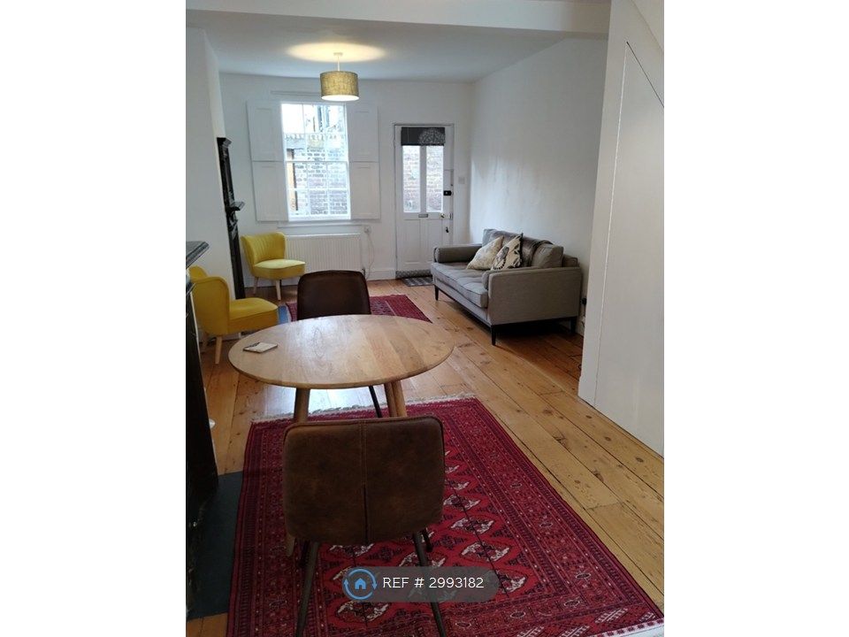 Property photo 3 of 11 Lounge Area